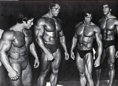 Während eines Wetttkampfes mit Frank Zane und Loui Ferrigno und Franco